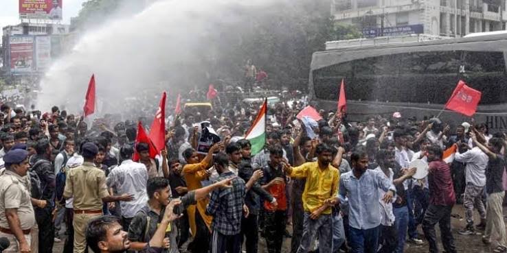 पटना के बाद कटिहार में भी NEET को लेकर बवाल, कलेक्ट्रेट पर पथराव में मजिस्ट्रेट घायल...