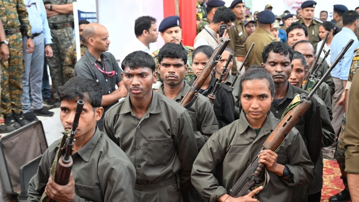 झारखंड में नक्सलियों के खिलाफ बड़ा झटका, 2 महीने में 16 माओवादियों ने डाले हथियार...