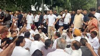 छात्रों के समर्थन में सड़क पर उतरी कांग्रेस: PM आवास के पास धरना, राहुल-प्रियंका हिरासत में...