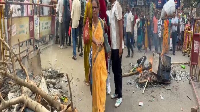 पटना जंक्शन के पास हंगामा: युवक के अपहरण के विरोध में करबीगहिया में सड़क जाम, की गई आगजनी