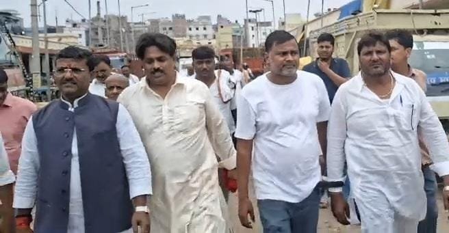 बहादुरपुर बाजार समिति में व्यापारी पर गोलीबारी के विरोध में धरना, विधायक संजय गुप्ता ने दिया कार्रवाई का आश्वासन...