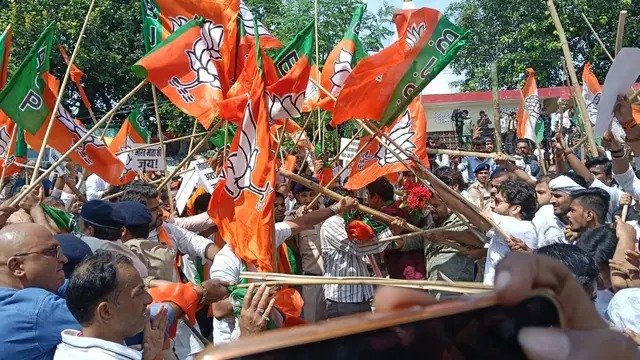 पटना में BJP-कांग्रेस कार्यकर्ता आमने-सामने, सदाकत आश्रम के बाहर लाठी-डंडे चले, कई जख्मी...