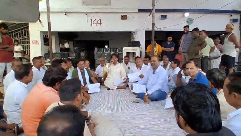 बहादुरपुर बाजार समिति में व्यापारी पर गोलीबारी के विरोध में धरना, विधायक संजय गुप्ता ने दिया कार्रवाई का आश्वासन...