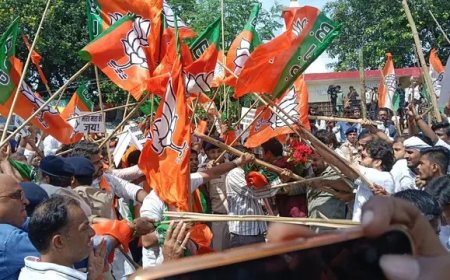 पटना में BJP-कांग्रेस कार्यकर्ता आमने-सामने, सदाकत आश्रम के बाहर लाठी-डंडे चले, कई जख्मी...