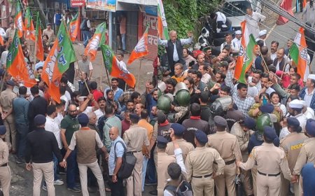 NEET मुद्दे पर सड़क पर उतरी कांग्रेस-बीजेपी, दफ्तर के बाहर हुई झड़प