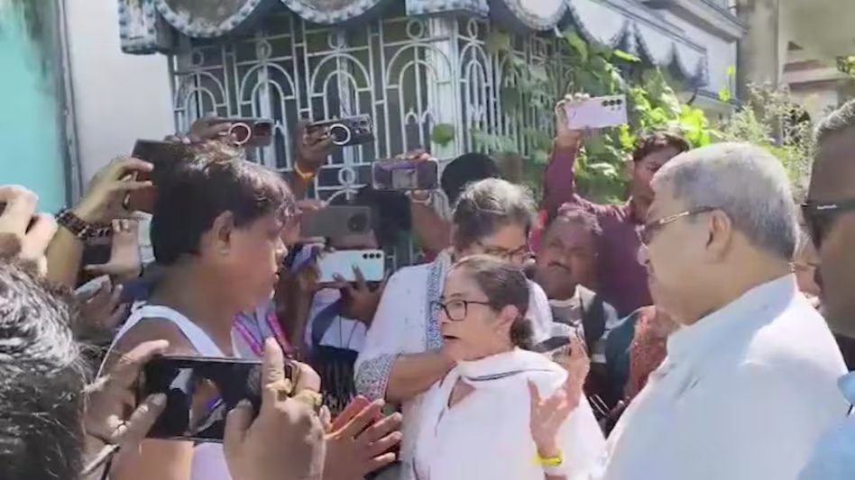 हलीसहर में ममता बनर्जी के काफिले पर हमला: गाड़ी पर कीचड़, जूते फेंके, TMC ने BJP पर लगाया आरोप