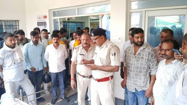 सिवान में दिनदहाड़े मर्डर: सैलून से लौट रहे फाइनेंसकर्मी को 4 बदमाशों ने मारी 4 गोलियां, बाजार में मची भगदड़