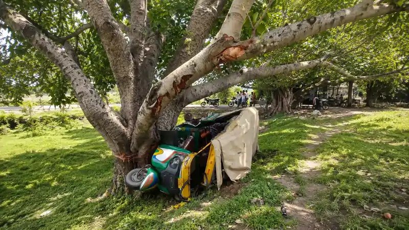 रोहतास में पेड़ से टकराया ऑटो, CRPF जवान कंचन कुमार ठाकुर की मौत, पत्नी-बच्चे समेत 4 घायल