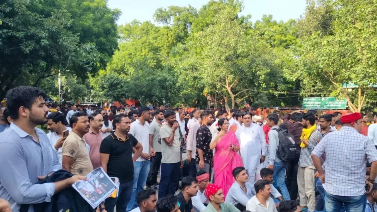जंतर-मंतर पर आरक्षण विरोधी प्रदर्शन पर हंगामा, दिल्ली पुलिस और RAF ने कई छात्रों को हिरासत में लिया