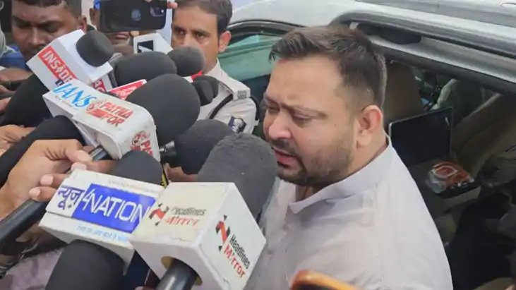 मधुबनी में रोशन यादव की मौत पर तेजस्वी का हमला: 'बिहार को पुलिस स्टेट बना रही सम्राट सरकार', परिजनों से मिले