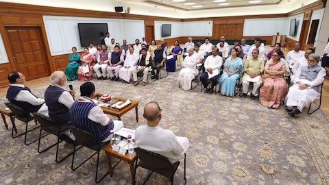 PM Modi का NDA सांसदों संग नाश्ता: बोले- 'हम सब एक परिवार हैं', विकास कार्यों में तेजी लाने का दिया मंत्र