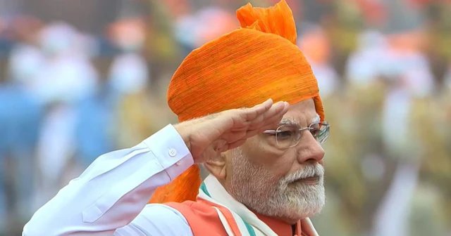 कौन दिमागी नक्सली है ये PM बताएं- स्वतंत्रता दिवस पर तेज प्रताप का मोदी पर पलटवार, पटना में फहराया तिरंगा