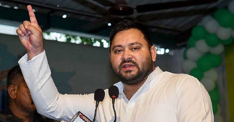 'रिपोर्टर मोड' में आए तेजस्वी... हिरासत वाली बस से BJP ऑफिस पर हमला, 'चोर-चोर' वाला वीडियो वायरल