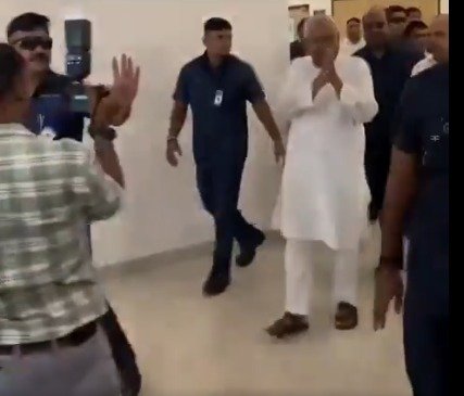 'बिहार आपको बहुत मिस कर रहा है': मेदांता में नीतीश कुमार को देख भावुक हुए लोग, पूर्व CM ने हाथ जोड़कर दिया अभिवादन