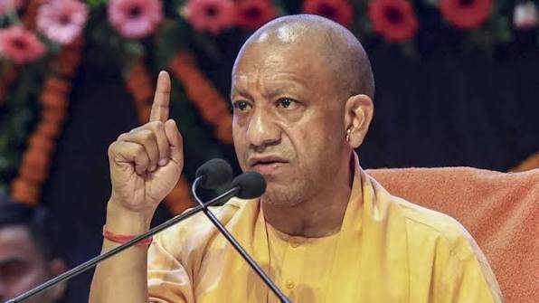सपा फिर दंगा कराना चाहती है... योगी आदित्यनाथ का शिवपाल पर हमला
