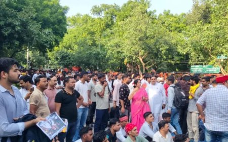जंतर-मंतर पर आरक्षण विरोधी प्रदर्शन पर हंगामा, दिल्ली पुलिस और RAF ने कई छात्रों को हिरासत में लिया