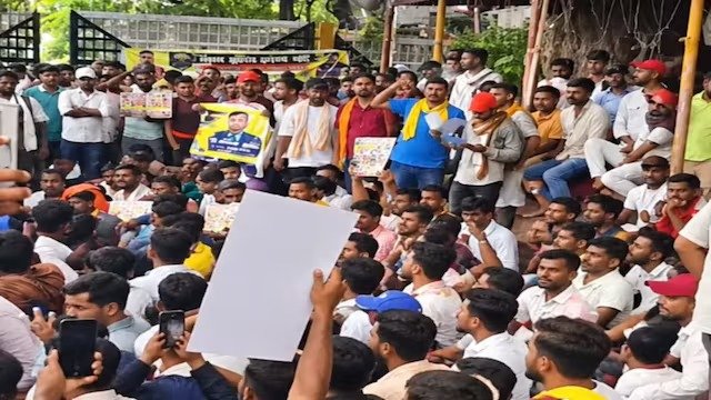 बिहार पुलिस ड्राइवर भर्ती 4361 पद - मेरिट लिस्ट से पहले गर्दनीबाग में हजारों अभ्यर्थियों का हंगामा, महिला की खाली सीट पर पुरुष बहाली की मांग