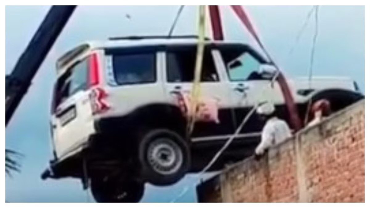 चोरी के डर से गजब जुगाड़, बिहार में शख्स ने क्रेन से Scorpio चढ़ा दी घर की छत पर, विदेश जाने से पहले किया अनोखा इंतजाम, वीडियो वायरल