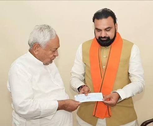 कभी चेक लेते थे नीतीश, आज खुद देने पहुंचे: CM सम्राट चौधरी को सौंपा वेतन, तस्वीर वायरल