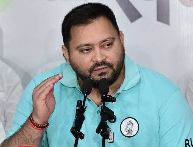 बिहार में बाढ़-सुखाड़ पर सियासत तेज - तेजस्वी का आरोप 100 करोड़ दीया-बाती में फूंके, रसोई-शिविर बंद, खजाना खाली, JDU-BJP का पलटवार