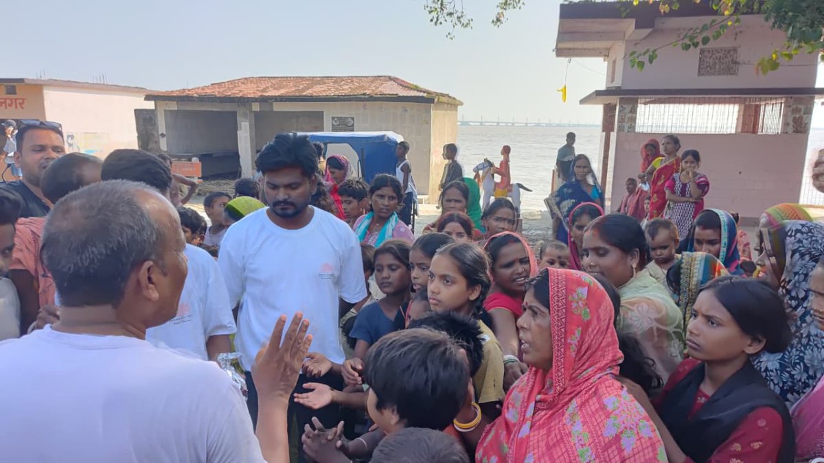  बिहार बाढ़ राहत - कमला ट्रस्ट ने वैशाली के सतियारा घाट में बांटे हजारों राहत पैकेट, निदर्शना गोवानी बोलीं- समाज साथ खड़ा है