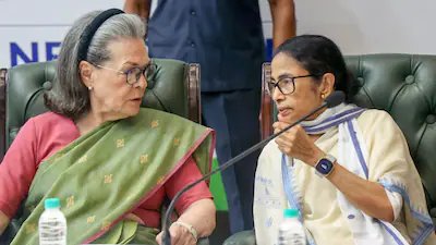  सोनिया गांधी ने थपथपाई ममता बनर्जी की पीठ, INDIA ब्लॉक में दिखी नई बॉन्डिंग, SIR पर विपक्ष का बड़ा प्लान