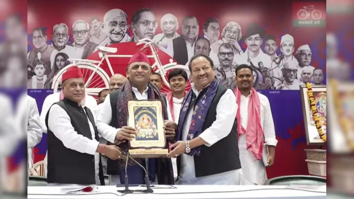 UP चुनाव से पहले बड़ा उलटफेर - 6 बार मंत्री रहे प्रो. राम आसरे कुशवाहा BJP छोड़ SP में शामिल, OBC वोटबैंक पर असर