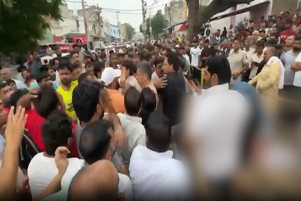 दिल्ली नरेला में प्रॉपर्टी डीलर की हत्या, भाऊ गैंग ने ली जिम्मेदारी, बोला- रंगदारी नहीं दी तो मौत पक्की, यही गैंग है जिसने एल्विश यादव के घर पर की थी फायरिंग