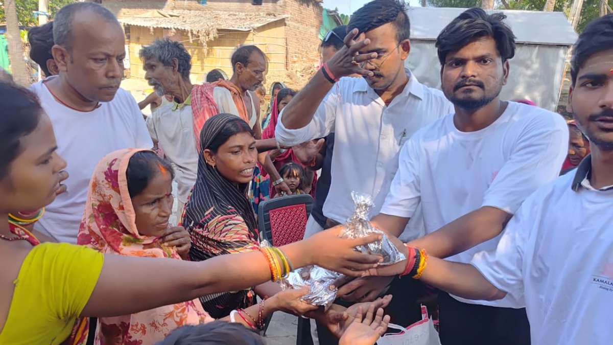  बिहार बाढ़ राहत - कमला ट्रस्ट ने वैशाली के सतियारा घाट में बांटे हजारों राहत पैकेट, निदर्शना गोवानी बोलीं- समाज साथ खड़ा है