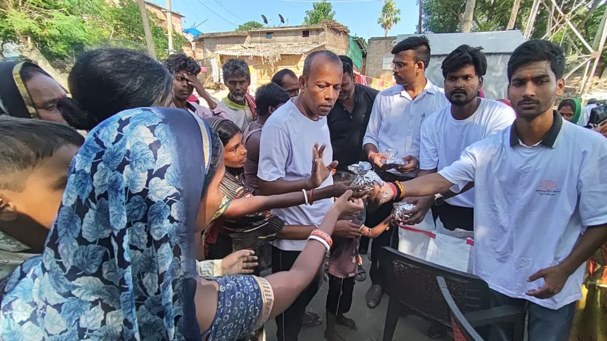  बिहार बाढ़ राहत - कमला ट्रस्ट ने वैशाली के सतियारा घाट में बांटे हजारों राहत पैकेट, निदर्शना गोवानी बोलीं- समाज साथ खड़ा है