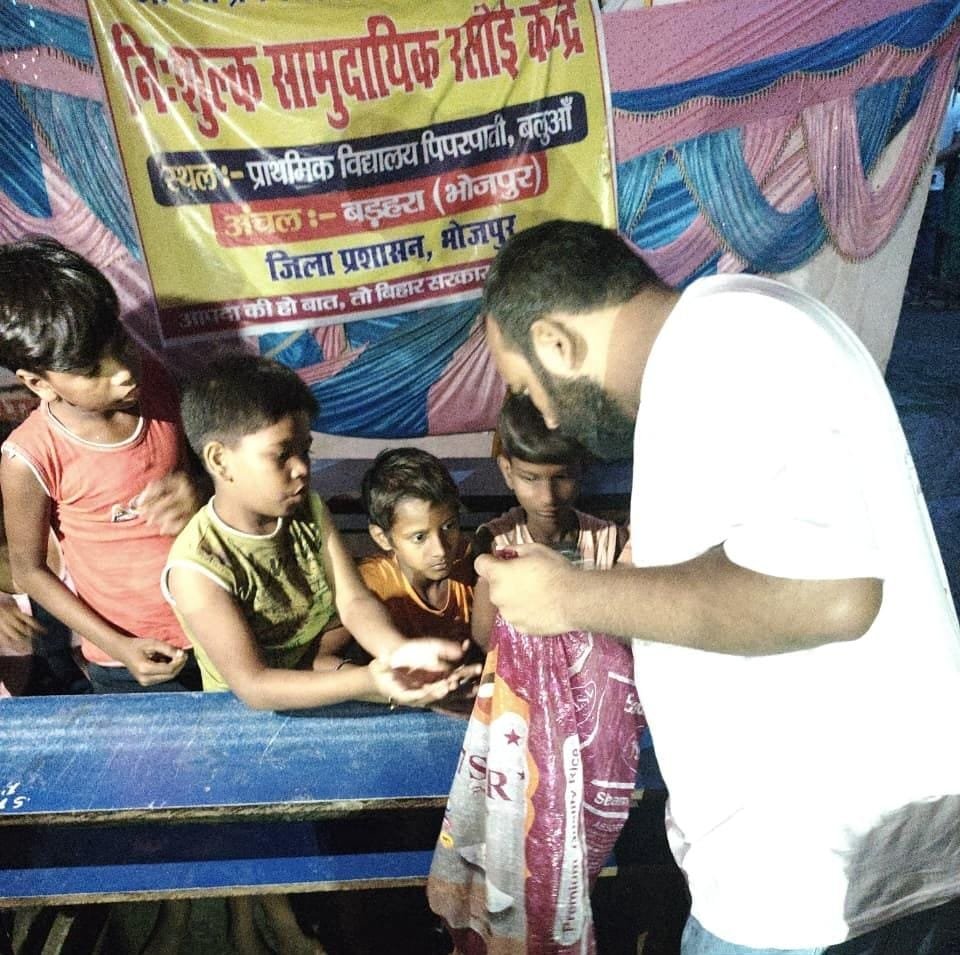  पिपरपांती गांव में कमला अंकिबाई घमंडीराम गोवानी ट्रस्ट ने वितरित की हजारों राहत सामग्री