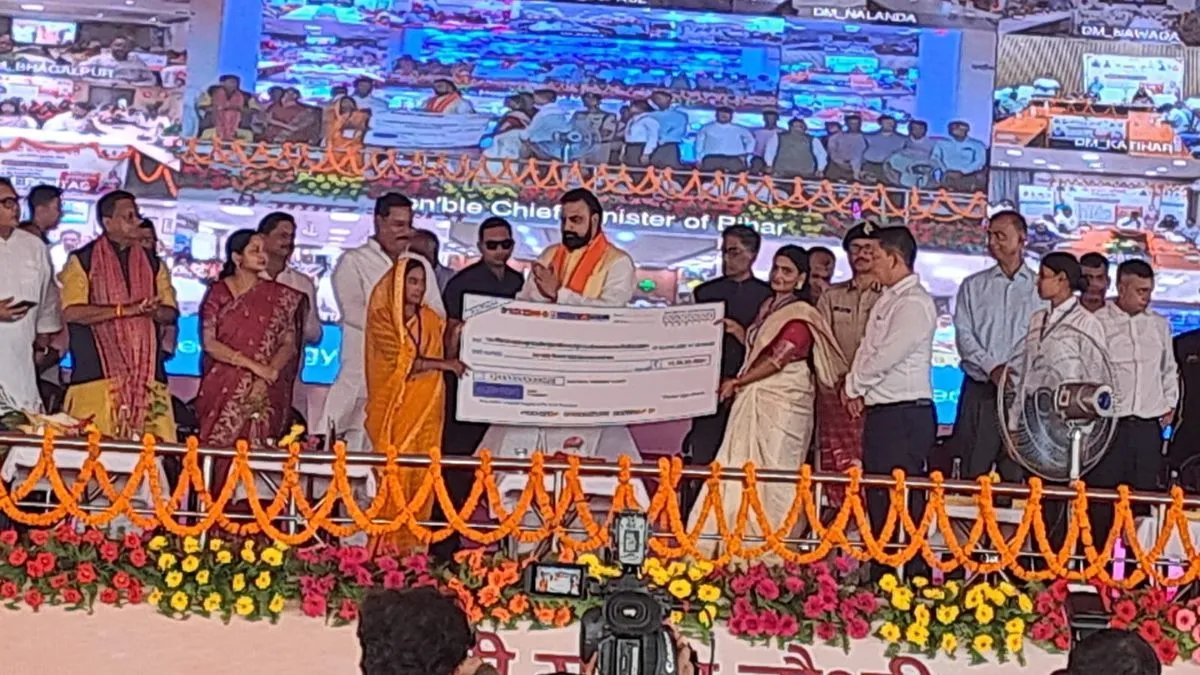बिहार के 1.05 करोड़ पेंशनधारियों के लिए खुशखबरी, CM सम्राट चौधरी ने मुंगेर से DBT के जरिए भेजे 1233 करोड़ रुपये
