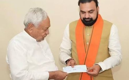 कभी चेक लेते थे नीतीश, आज खुद देने पहुंचे: CM सम्राट चौधरी को सौंपा वेतन, तस्वीर वायरल