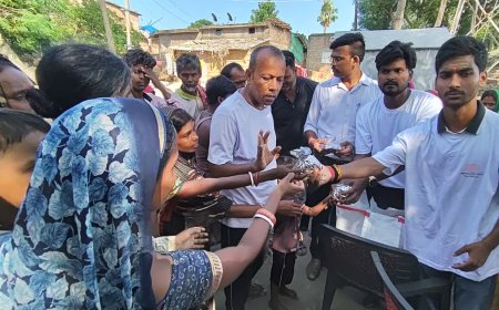  बिहार बाढ़ राहत - कमला ट्रस्ट ने वैशाली के सतियारा घाट में बांटे हजारों राहत पैकेट, निदर्शना गोवानी बोलीं- समाज साथ खड़ा है