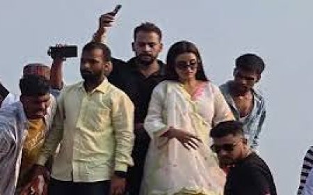 आरा में बाढ़ पीड़ितों के बीच पहुंचीं अक्षरा सिंह - दामोदरपुर बांध पर बांटी राहत, पवन सिंह पर सवाल तो बोलीं दूसरों की जिम्मेदारी नहीं ले सकती