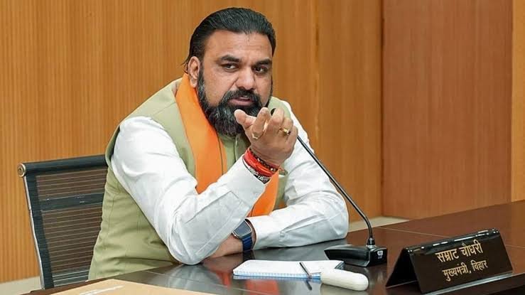 हाथ में लेदर शू लेकर चर्चा में आए CM सम्राट चौधरी, जानें कहां बना है ये खास जूता, 140 करोड़ में तैयार हुआ क्लस्टर