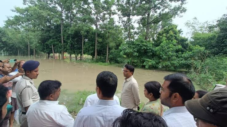  सारण में बाढ़ का खौफनाक मंजर: पानी घटा तो तैरते मिले 10 शव, अब तक 16 की मौत, 20 से ज्यादा लापता