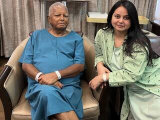 सिंगापुर से पटना लौटीं Rohini Acharya का Lalu Yadav के साथ Viral Video, बोलीं - हम कौन हैं? पिता ने मुस्कुराकर दिया जवाब, नवरात्रि में परिवार एक साथ