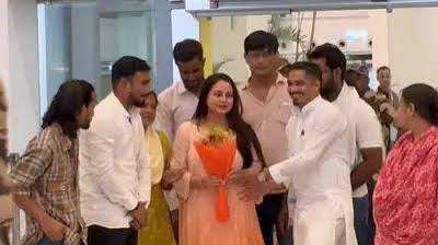 एक साल बाद पटना लौटीं रोहिणी आचार्य, लालू-राबड़ी लेने पहुंचे एयरपोर्ट, तेजस्वी नदारद - फिर उठे सवाल