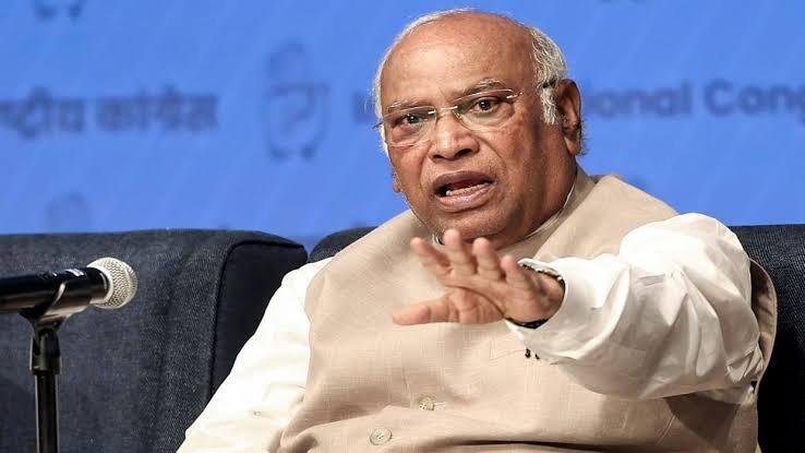  श्रीबाबू की 139वीं जयंती पर पटना पहुंचे खरगे, नीतीश कुमार पर छलका दर्द - बोले समाजवादी नेता ने RSS विचारधारा वालों से मिला लिया हाथ
