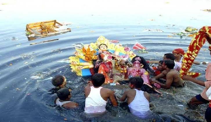  पटना फुलवारी शरीफ में मूर्ति विसर्जन पर हिंसक विवाद - दलित परिवार के घर में घुसकर लाठी-डंडे और चाकू से हमला, 12 घायल, 2 की हालत गंभीर, बीच-बचाव करने आई पुलिस पर भी हमला