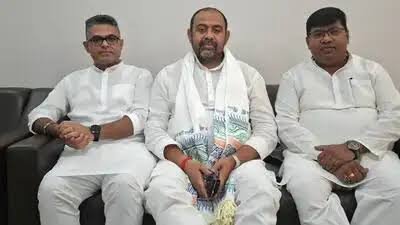 NDA में फूट! उपेंद्र कुशवाहा के आदेश को RLM विधायकों ने दिखाया ठेंगा, JDU के खिलाफ उतरे प्रत्याशी के नामांकन में पहुंचे