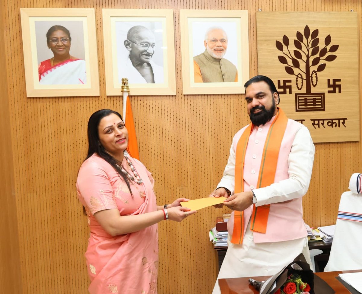 बिहार बाढ़: कमला ट्रस्ट ने 4000 परिवारों को बांटा भोजन, निदर्शना गोवानी ने CM सम्राट चौधरी को सौंपा चेक