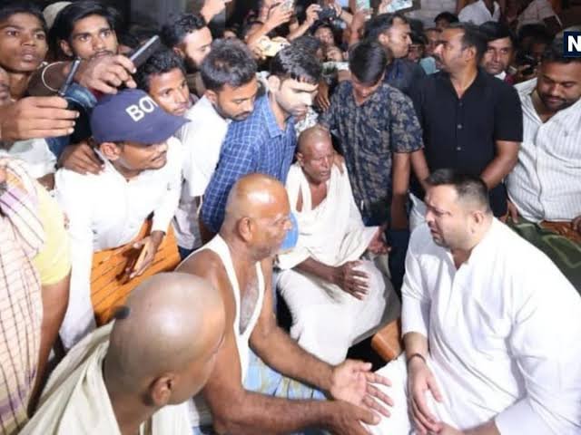 Tejashwi Yadav का विरोध, ग्रामीणों ने लगाए इस्तीफा दो के नारे, 13 बच्चों की मौत पर बवाल