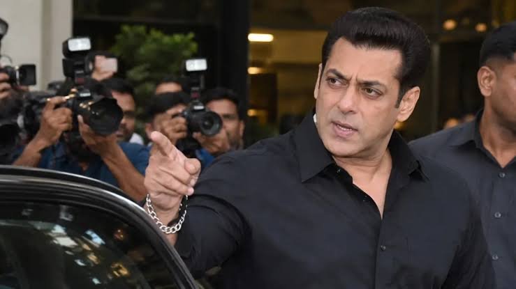 'पीछे से तस्वीरें मत लेना, इतनी इज्जत तो दो' - IIFA प्रेस कॉन्फ्रेंस में पपाराजी पर भड़के सलमान खान, बोले - फोन कैमरा ने जिंदगी खराब कर दी, Guess Who वाली चीजें परेशान करती हैं