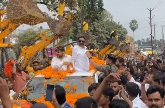 पटना स्नातक सीट बनी Prestige Issue - अनंत सिंह पर JCB से फूलों की बारिश, क्रेन से माला और ढाई किलो चांदी का मुकुट, दूसरी तरफ सत्ता के दिग्गजों की फौज - CM सम्राट चौधरी, निशांत कुमार, नीतीश कुमार और वशिष्ठ बाबू तक उतरे मैदान में