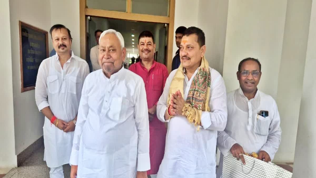 बिहार MLC चुनाव के बीच बड़ा एक्शन - पूर्व JDU नेता छोटू सिंह को STF ने करबिगहिया में चलती कार से उठाया, जन सुराज के अनुज सिंह के करीबी समर्थक, JDU नेताओं पर तीखी बयानबाजी के बाद हड़कंप