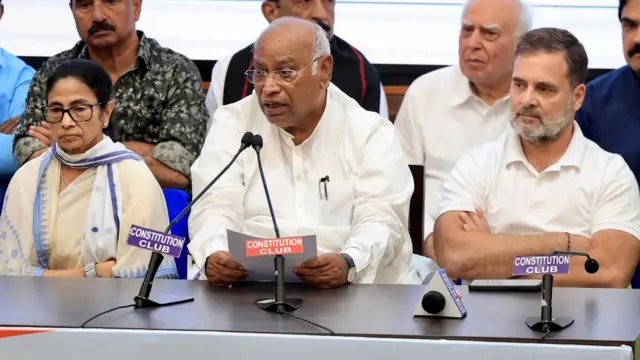वोट चोरी पर INDIA गठबंधन का आंदोलन कितना चुनावी, कितना लोकतांत्रिक? जब मामला सुप्रीम कोर्ट में तो सड़क पर क्यों?