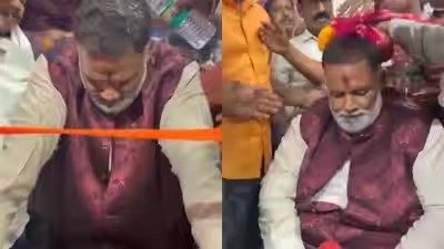  कटिहार में मंच पर गिरते-गिरते बचे Pappu Yadav - फीता काटते ही आए तेज चक्कर, सिर पर डाला पानी, कार्यक्रम बीच में छोड़ पूर्णिया लौटे, घर पर बुलाए डॉक्टर