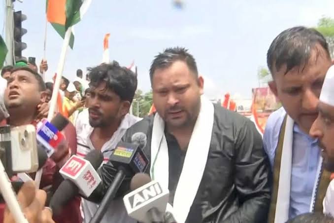  पटना में SIR के खिलाफ महागठबंधन का हल्ला बोल, तेजस्वी के नेतृत्व में निकला मार्च, पुलिस ने रोका, राजभवन पहुंचा डेलिगेशन